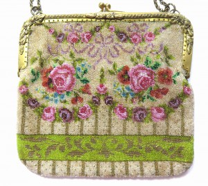im Internet gekauft, weil ich dachte, er sei gestrickt. Aber diese feinen Perlchen, tolle Farben, sehr zierlich, sind gewebt!