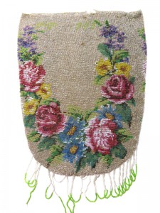 gestrickter Beutel, sehr groß. Perlen kleiner als 15er Rocailles