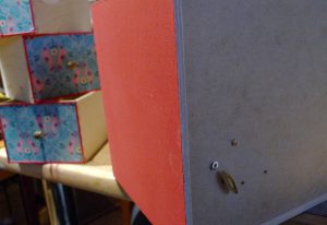 Die Spieluhr ist im Innern der Kommode versteckt. Aufgezogen wird sie hinten.