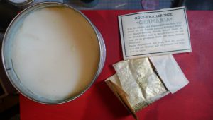 Mein Geheimtip für tolles Glitzer: Wachs und Gold Bronze Puder aus altem Bestand.