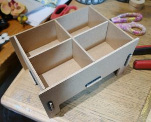mein Inlet. Die Höhe einer Schublade ist so optimal genutzt. Die Einteilung kann noch variiert werden! In Deutschland hergestellt, aus Forst-Restbeständen. Und einfach aufzubauen.